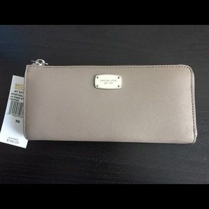 Authentic Jet Set Michael Kors ZIP Closure Wallet